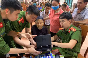 Công an cấp CCCD cho người dân. Ảnh minh họa.