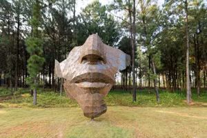 Một tác phẩm điêu khắc tại không gian nghệ thuật Flamingo Đại Lải.