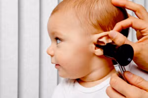 Trẻ em dễ bị nhiễm trùng tai hơn người lớn. Ảnh minh họa.