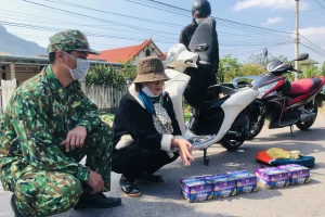 Đối tượng nữ cất giấu nhiều hộp pháo dưới cốp xe máy vận chuyển qua biên giới.