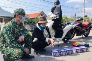 Đối tượng nữ cất giấu nhiều hộp pháo dưới cốp xe máy vận chuyển qua biên giới.