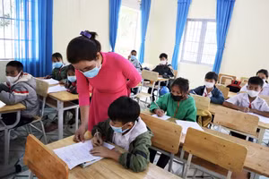 Cô trò Trường THCS Phan Đình Phùng, xã Hơ Moong, huyện Sa Thầy (Kon Tum). Ảnh: INT 