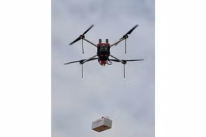 Máy bay không người lái có thể đem theo 5kg vật dụng phục vụ cứu nạn giao thông.