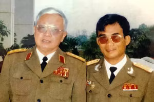 Đại tá, nhà văn Lê Hải Triều cùng Thượng tướng Đặng Vũ Hiệp. Ảnh: NVCC