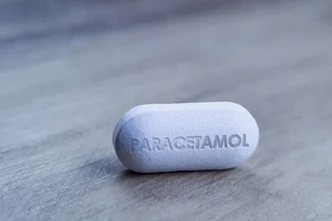 Triệu chứng tổn thương gan phổ biến do quá liều paracetamol có thể bao gồm buồn nôn, nôn, đau bụng, vàng da và vàng mắt. Ảnh minh họa.