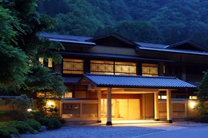 Mặt trước của khách sạn Nishiyama Onsen Keiunkan. Ảnh: CNN