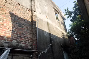 Vết nứt chạy dài bên sườn căn nhà của một hộ dân.