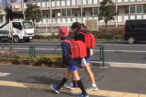 Nhiều cặp sách của học sinh Nhật Bản nặng tới hơn 10kg.