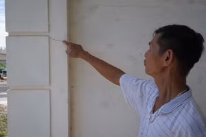 Người dân lo lắng khi tình trạng nứt nhà ngày càng lan rộng.