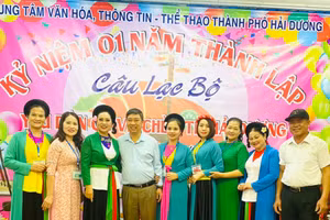 Soạn giả Mai Văn Lạng giao lưu cùng một câu lạc bộ dân ca.