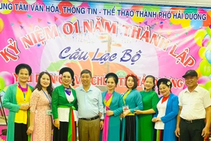 Soạn giả Mai Văn Lạng giao lưu cùng một câu lạc bộ dân ca.