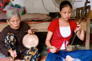 Nghệ nhân Hà Thị Cầu truyền nghề cho nghệ sĩ Mai Tuyết Hoa. Ảnh: NVCC.