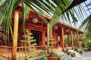 Nhà dừa được xây dựng hoàn toàn bằng gỗ cây dừa.