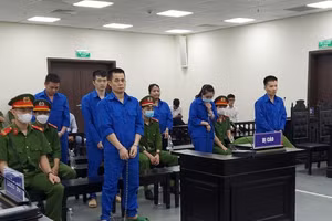 Các bị cáo tại phiên toà xét xử.