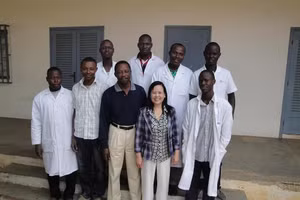 PGS.TS Phạm Thị Khoa cùng các cộng sự nghiên cứu về côn trùng.