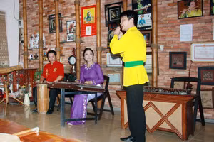 Nghệ sĩ Đinh Nhật Minh cùng cha mẹ biểu diễn một tiết mục. Ảnh: NVCC.