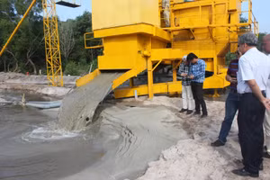 Hệ thống rửa cát biển thành cát xây dựng của KS Võ Tấn Dũng.