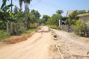 Xe ra vào khiến đường bị lún nghiêm trọng, 2 bên là khu dân cư bị ảnh hưởng sinh hoạt hằng ngày.