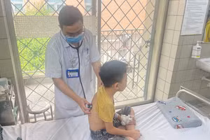 Bệnh nhi đuối nước được điều trị tại Bệnh viện Bạch Mai. (Ảnh: BVCC)