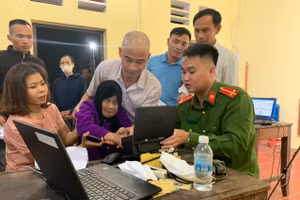 Công an hỗ trợ người dân thực hiện cập nhật dữ liệu CCCD sau khi bỏ sổ hộ khẩu giấy. 