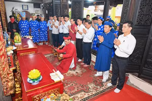 Lễ thượng cờ ngày 1 tháng 8 âm lịch. Ảnh: Nguyễn Dịu