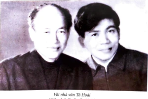 Hà Minh Đức (phải) và nhà văn Tô Hoài (chụp tại hiệu ảnh Quốc tế năm 1964).