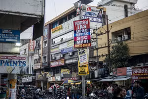 Quảng cáo của các trường đại học tư thục treo đầy đường phố Ấn Độ.