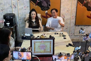 Những buổi livestream của bà Nguyễn Phương Hằng có đến hơn nửa triệu người theo dõi. (Ảnh chụp màn hình)