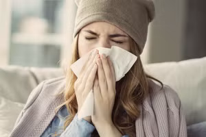 Nhiều người thường bị cảm cúm vào mùa lạnh. Ảnh: CNN