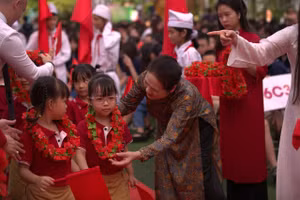 Học sinh lớp 1 Alfred Nobel shool được hân hoan chào đón trong ngày khai giảng năm học 2023 - 2024. Ảnh: Mỹ Hạnh