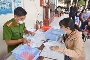 Công an hỗ trợ người dân thực hiện thủ tục hành chính. Nguồn: Internet