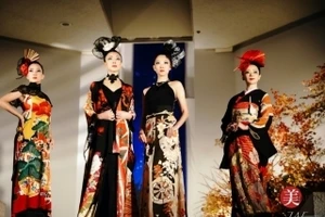 Trình diễn thời trang 'Kimono - Ao dai Fashion Show' giới thiệu 20 bộ kimono cùng 6 bộ áo dài cách tân. Ảnh: Đại sứ quán Nhật Bản