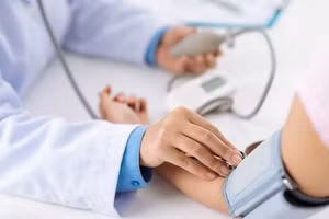 Nhiều 'cò mồi' hoạt động trong bệnh viện, lấy số để bán cho người bệnh có nhu cầu được khám sớm. Ảnh minh hoạ