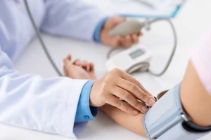 Nhiều 'cò mồi' hoạt động trong bệnh viện, lấy số để bán cho người bệnh có nhu cầu được khám sớm. Ảnh minh hoạ