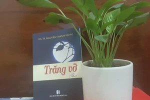 Tập thơ 'Trăng vỡ' giàu chất thơ và suy tưởng. Ảnh: Vũ Nho.