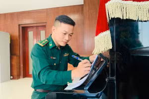 NSƯT Hải Nam say sưa trên phím đàn. Ảnh: NVCC 