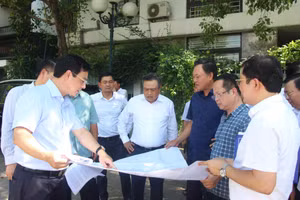 Chủ tịch UBND TP Hà Nội kiểm tra ô đất xây dựng trường học ở quận Hoàng Mai.