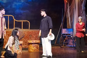 Vở kịch 'Sống mãi tuổi 17' thu hút sự quan tâm của khán giả trẻ. Ảnh: Bình Thanh.