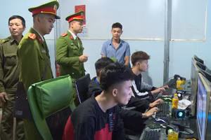 Công an tuyên truyền pháp luật tới thanh thiếu niên.