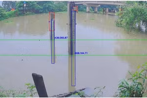 Đo mực nước lấy dữ liệu dự báo ngập bằng AI.
