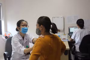 Người dân nên tới các cơ sở y tế uy tín để khám sức khỏe và được bác sĩ hướng dẫn tầm soát ung thư. Ảnh minh họa 