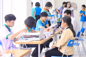 Tân sinh viên làm thủ tục lưu trú tại ký túc xá Cỏ May vào đầu tháng 9/2023.