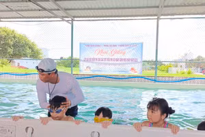 Lớp dạy bơi miễn phí do Thành đoàn Cà Mau phối hợp với Phòng LĐ-TB&XH tổ chức. Ảnh: H. Hùng
