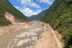 Một đoạn sông Đà cạn kiệt nước. Ảnh: Nguyễn Hải