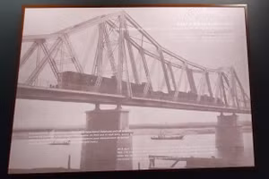 Hình ảnh đoàn tàu chính thức đầu tiên của tuyến đường sắt Hà Nội - Hải Phòng rời ga ngày 8/4/1902 được trưng bày tại triển lãm. Ảnh: Bình Thanh.