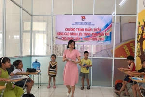 Trẻ hào hứng với cách dạy mới mẻ của cô Hương. 