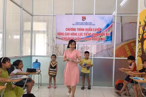 Trẻ hào hứng với cách dạy mới mẻ của cô Hương. 