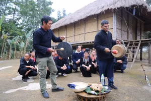 Thầy cúng và gia chủ thực hiện nghi lễ cúng thần đất và ma bản dưới sân nhà để xin các vị thần linh, thổ địa phù hộ cho gia đình cùng dân bản.