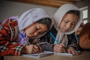 Trẻ em gái Afghanistan đi học trước khi lệnh cấm giáo dục có hiệu lực. 