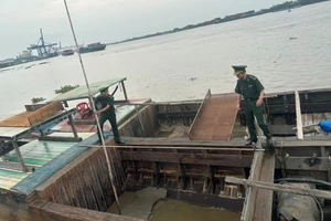 Trạm Biên phòng cửa khẩu cảng Nhà Rồng đưa các phương tiện hút cát trên sông Đồng Nai về khu vực neo đậu của đơn vị để điều tra, xử lý.